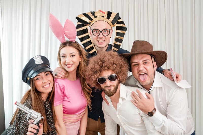Ospiti travestiti da faraone e cowboy al photo booth