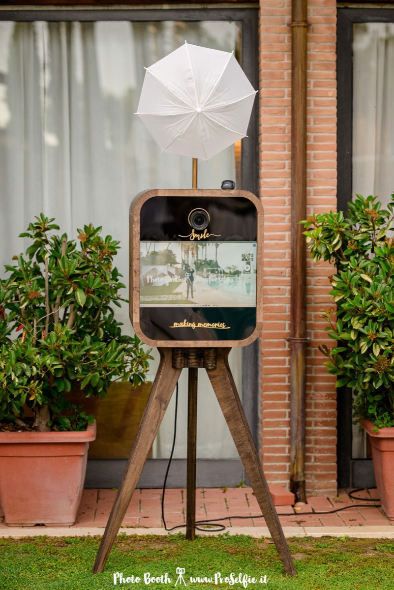 Ospiti che usano il photo booth durante un ricevimento di nozze