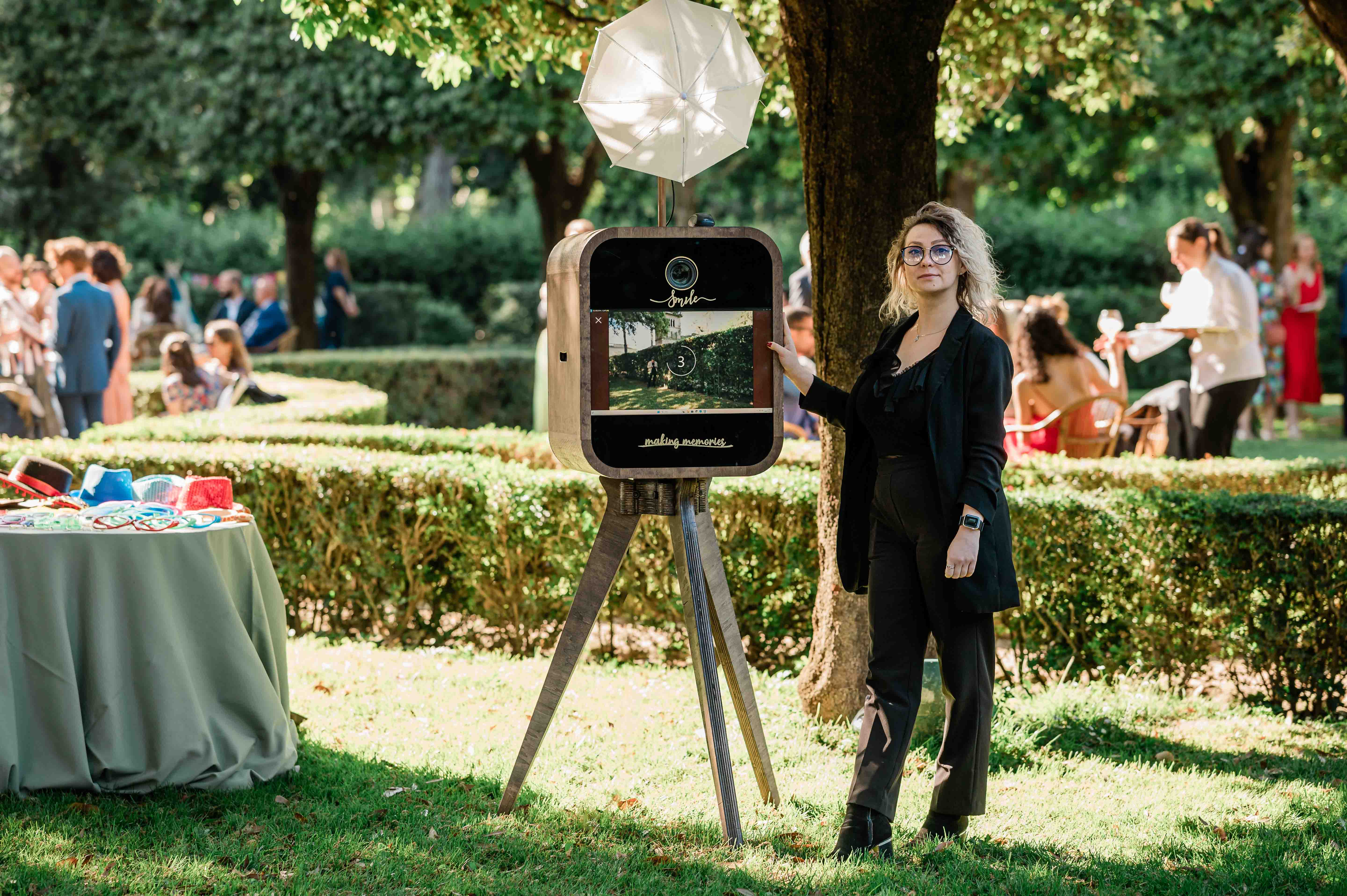Photo booth Pro Selfie artigianale in legno vintage allestito nel giardino di una villa storica a Roma con hostess dedicata